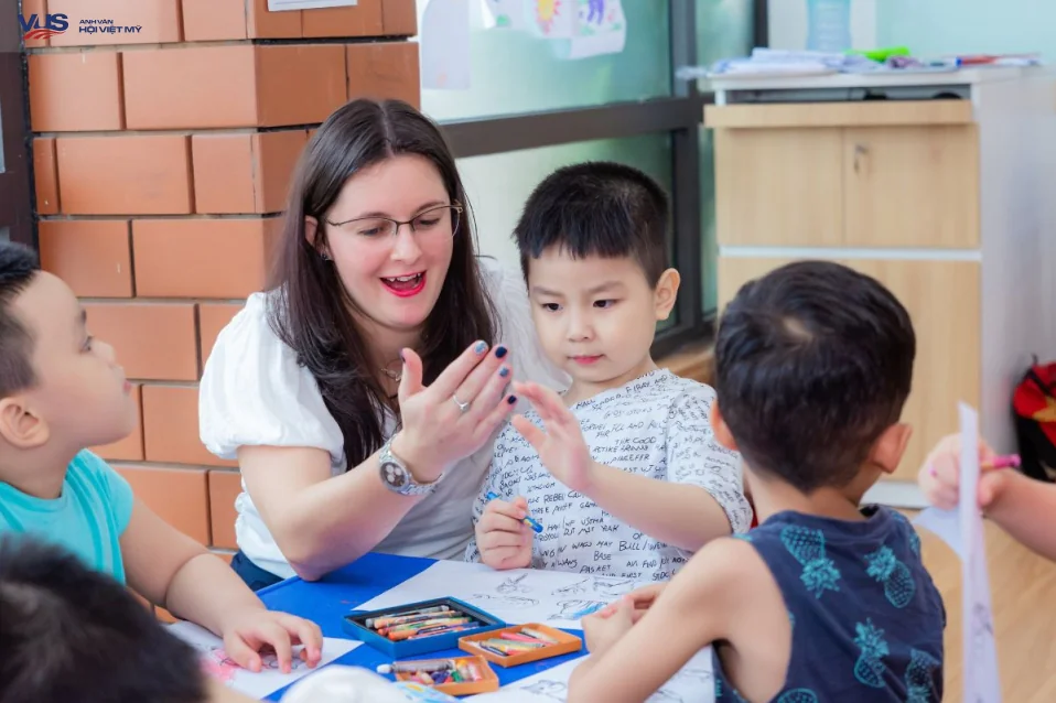 Trung tâm tiếng Anh cho bé VUS: Con yêu tiếng Anh từ sớm